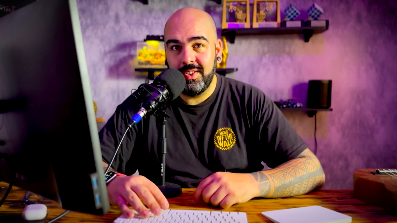 Tiago Rosa, especialista em Webflow e UX, apresentando o curso "Aprenda Webflow em 1h" em vídeo-aula prática